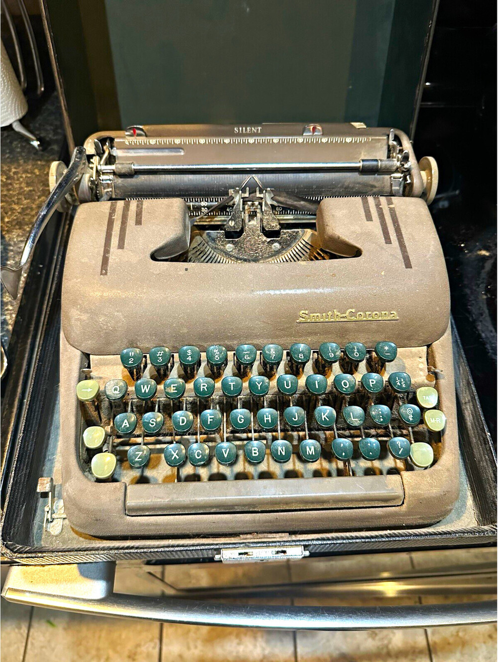 Smith-Corona Silent Manual Portable Typewriter w/ Case Vintage Steel (Flaw)
